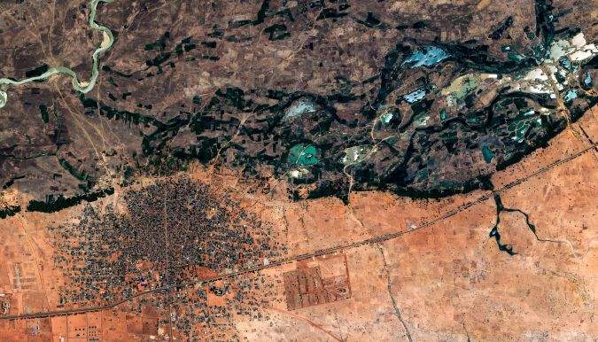 من ارتفاع 510 كيلومترات، وجه القمر الصناعي الجديد بليكان (Pelican) من بلانيت لابز (Planet Labs) نظره نحو منطقة أمبورسو في نيجيريا، في واحدة من أولى ملاحظاته للأرض. يمثل بليكان قفزة جيلية: القمر مزود بذكاء اصطناعي مدمج، ودقة صورته تصل إلى 50 سنتيمتراً، وستة نطاقات متعددة الأطياف تم ضبطها للتنقل بسلاسة بين أجهزة الاستشعار لإجراء التحليلات. (الصورة مقدمة من: Planet)