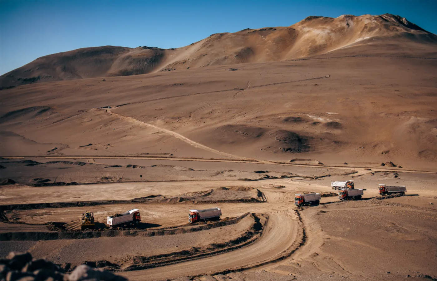 Con la llegada de estos equipos, el proyecto está preparado para realizar trabajos preliminares en el área de construcción de la planta de concentración y optimizar los caminos de la mina. | Foto: Vicuña Corp.