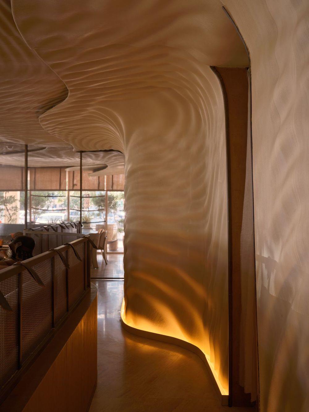 LAMÁQUINA 3D-Druck von Dekoration im Stil von „Die große Welle vor Kanagawa“ für ein Restaurant in Kuwait