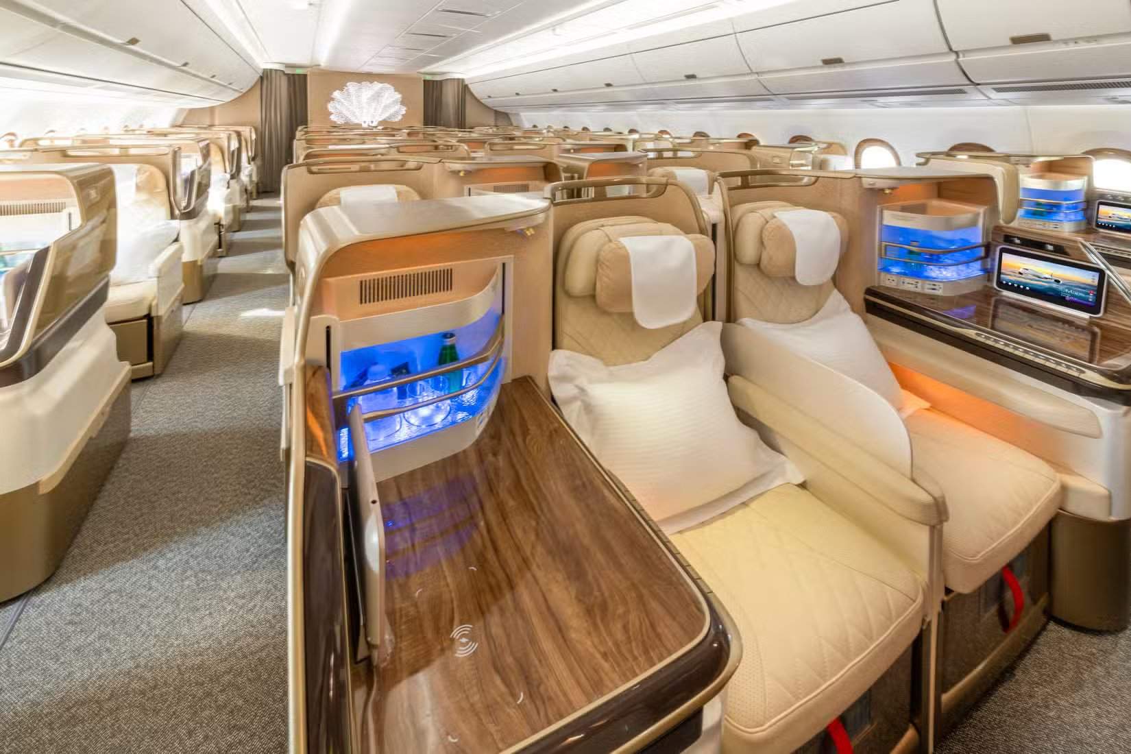 Салон бизнес-класса Emirates на A350