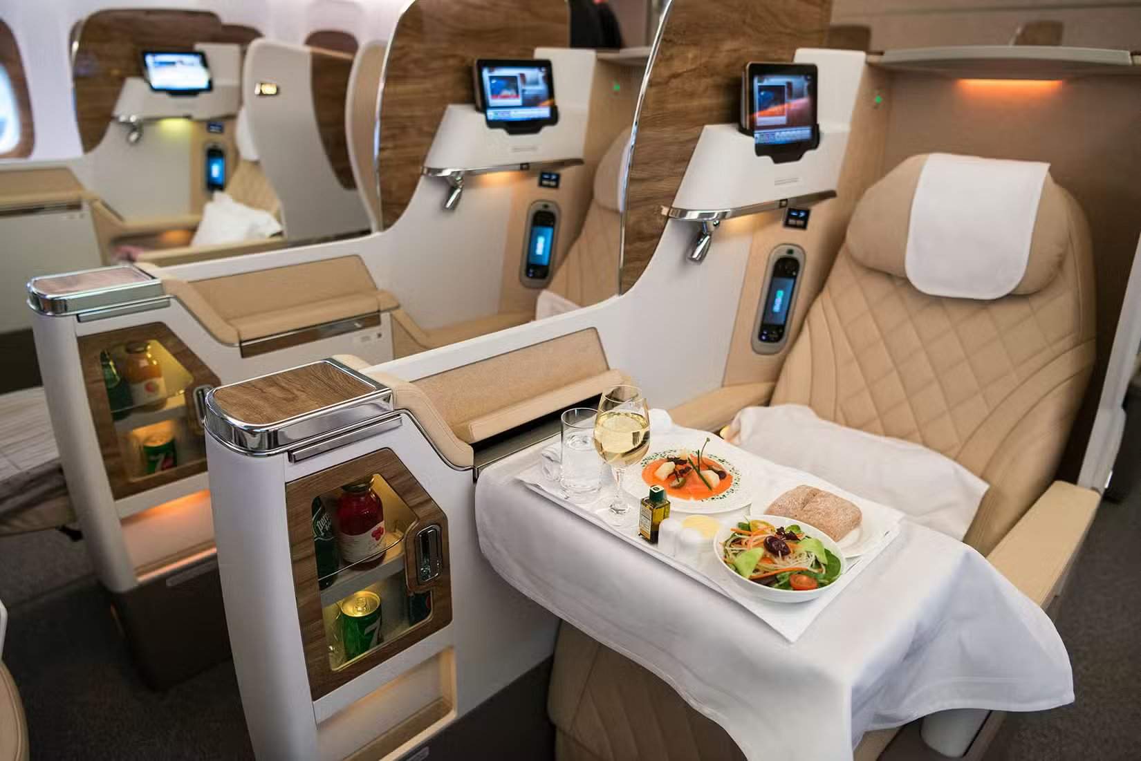 Кресло бизнес-класса Boeing 777-200LR авиакомпании Emirates
