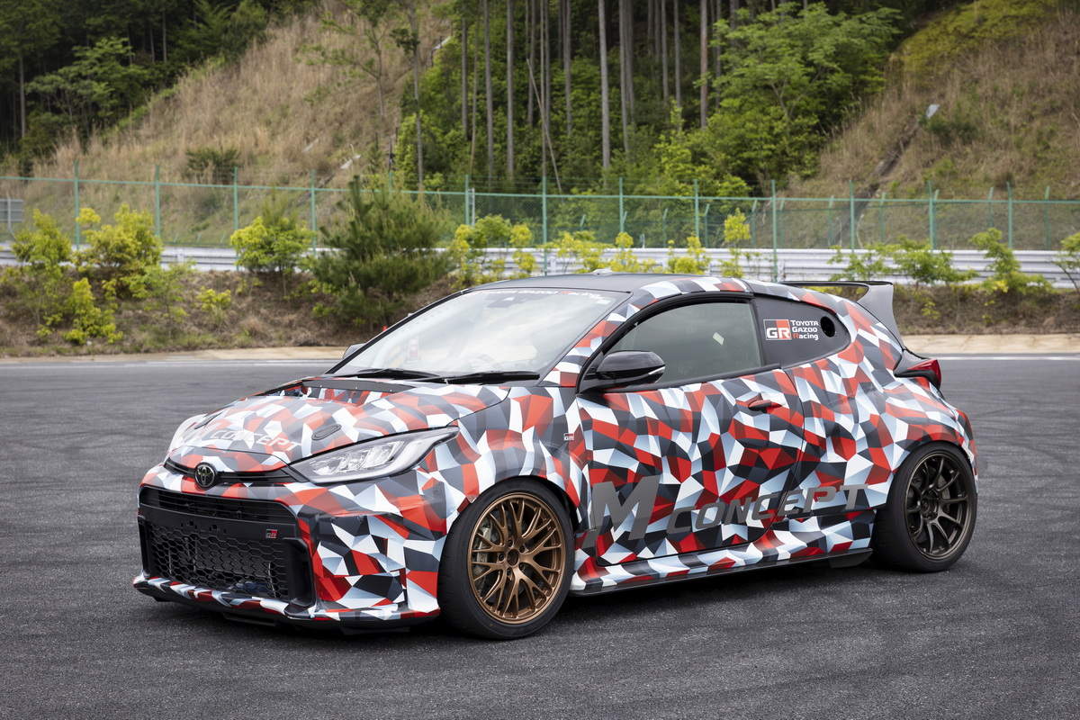 Adota o primeiro sistema de tração integral com motor central-traseiro da Toyota.