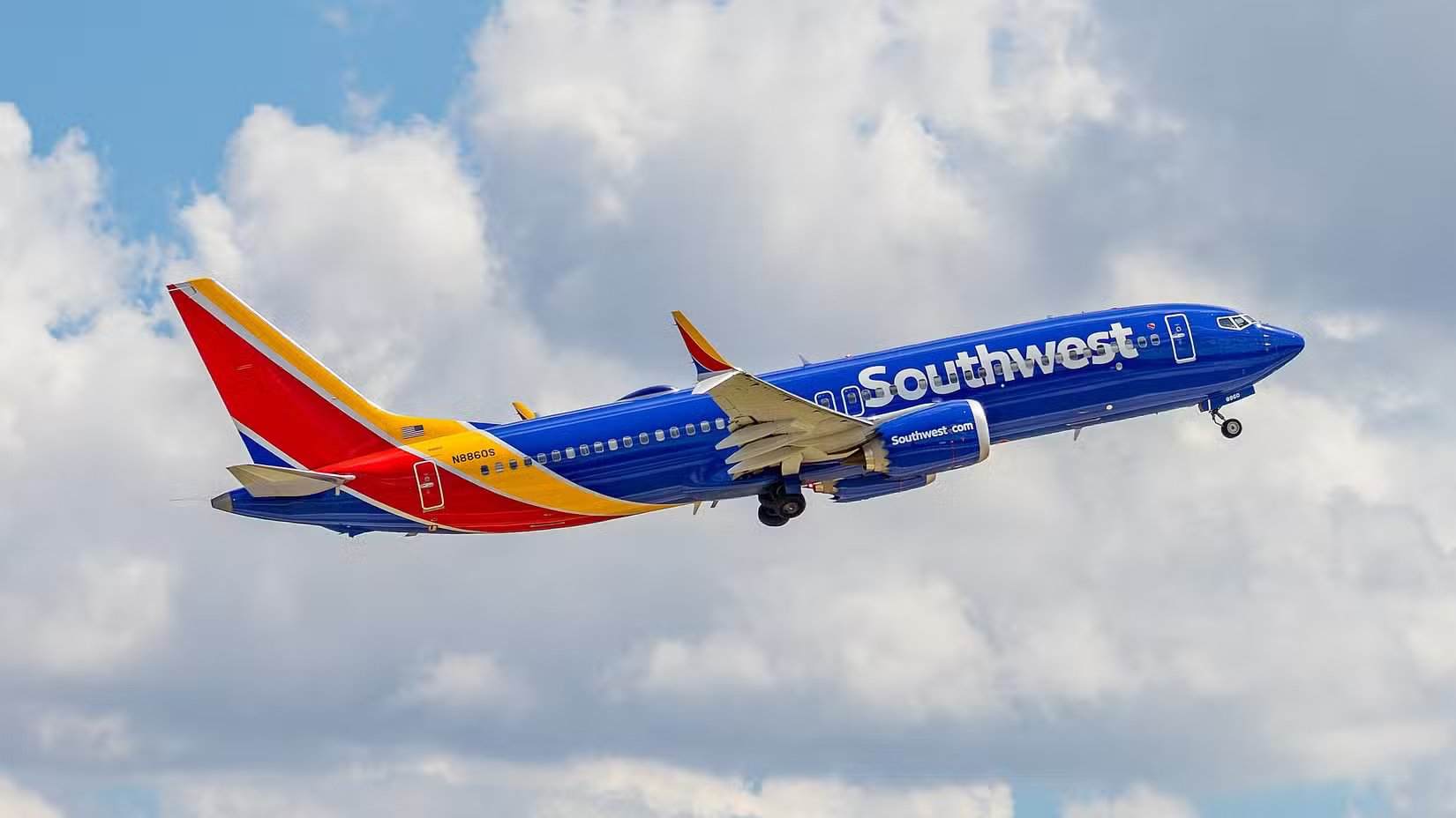 Un Boeing 737 MAX 8 de Southwest Airlines survolant un ciel nuageux