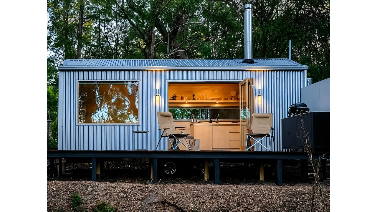 La cabane préfabriquée de Zinc Studio montre comment une structure compacte peut être livrée quasiment prête à l’emploi sur un socle en acier, transportée par camion, et transformer des zones rurales en logements complets ou en hébergements de courte durée, équipée d’une cuisine, d’une salle de bains, d’une terrasse et d’un extérieur architectural, sans nécessiter des mois de construction traditionnelle.