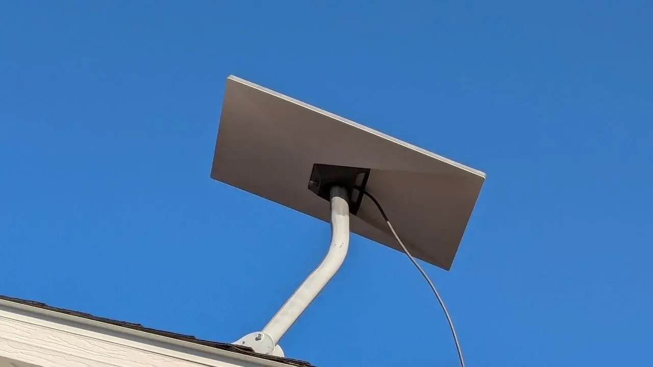 Antena Starlink sob o céu azul