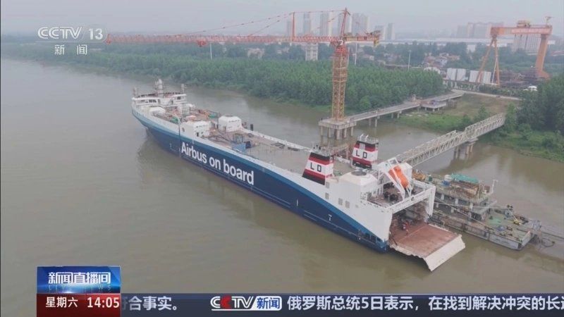 Chinas erstes RoRo-Schiff mit sechs Segeln und Hybridantrieb vom Stapel gelassen, kann gleichzeitig 6 Flugzeuge transportieren