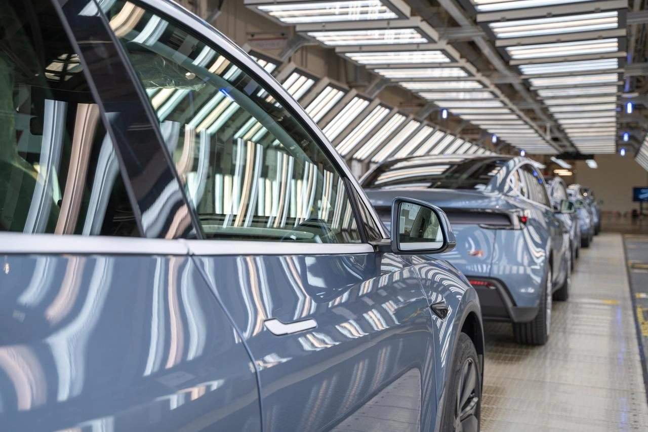 Tao Lin, da Tesla, apresenta a redução da espessura do vidro interno da janela para 1,1 mm; Lei Jun, da Xiaomi, compartilha afirmando que o YU7 e o novo SU7 também adotam essa medida