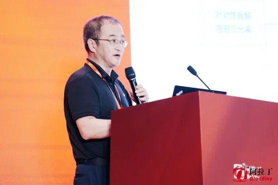 Li Zhong, General Manager of the Aluminum Profile Development Center at Minth Group, delivers a keynote report