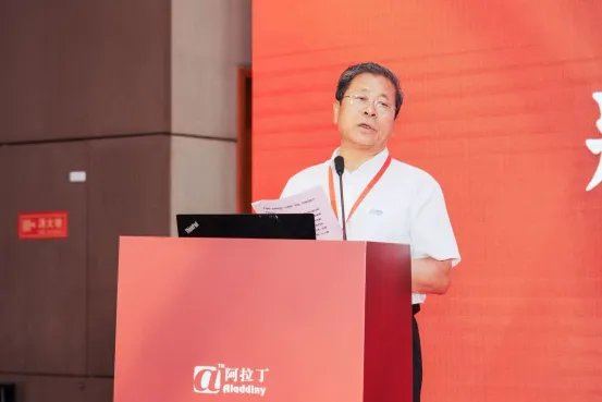 Zang Lizhong, Co-founder of Lizhong Group and President of Baoding Entrepreneurs Association, delivers the opening address