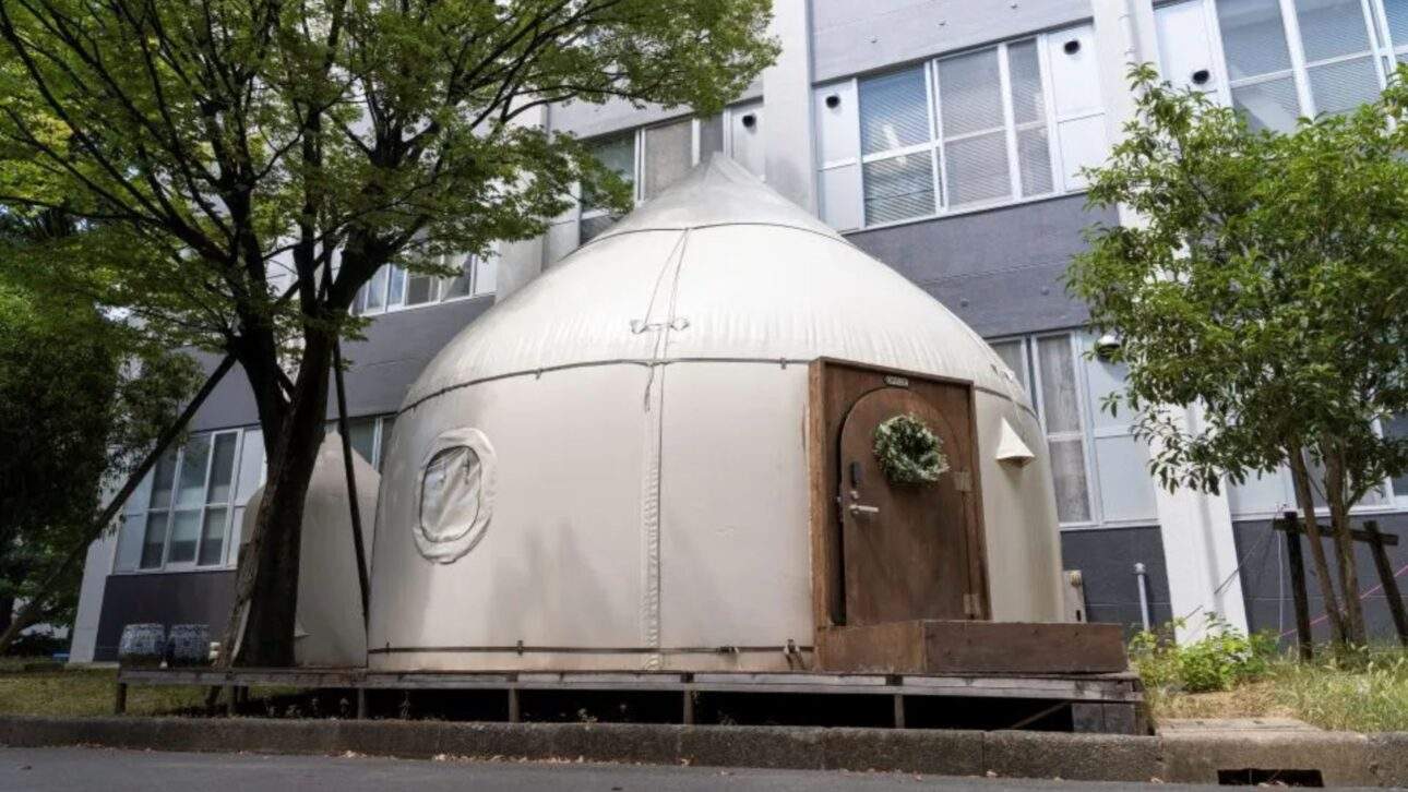 Unter bestimmten Bedingungen können Fenster und Türen in das Schnellbauhaus eingebaut werden. Das Haus ist etwa 4,3 Meter hoch, hat eine Lebensdauer von etwa 10 Jahren und ist so leicht, dass es von fünf bis sechs Erwachsenen getragen werden kann.