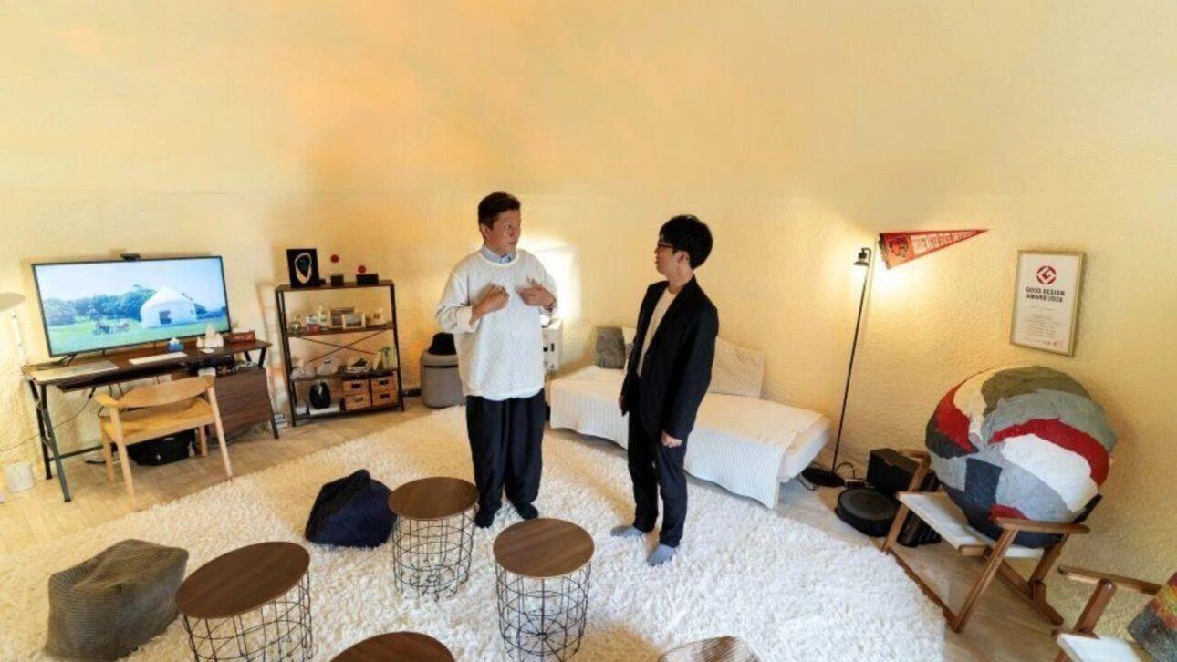 Keisuke Kitagawa (links), Präsident der LIFULL ArchiTech Co., Ltd., und Betriebsdirektor Tsukasa Yamanaka (rechts) im Schnellbauhaus. Die Vorspannkonstruktion wird durch Aufblasen der Folie mit einem Gebläse erzeugt, anschließend wird innen Isoliermaterial aufgesprüht. Das Projekt ist in Japan und international durch PCT-Patente geschützt.