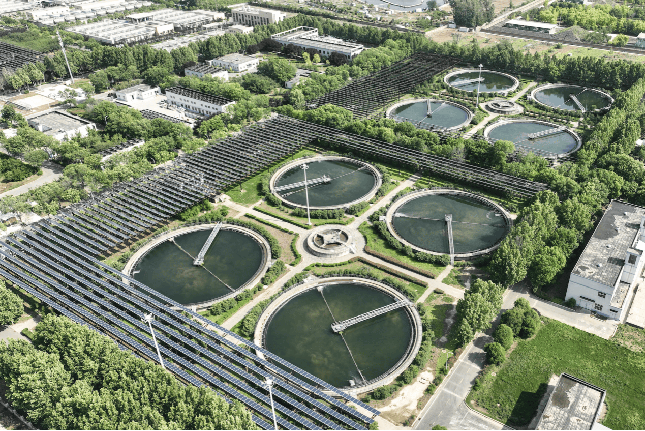 Филиал Matougang Water Affairs компании Zhongyuan Environmental Protection, где установлены фотоэлектрические модули для генерации электроэнергии. Фото: Лю Цзиньтин