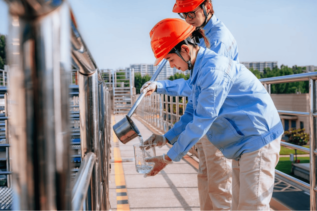 Филиал Matougang Water Affairs компании Zhongyuan Environmental Protection, сотрудник проводит отбор проб. Фото: Цю Хо