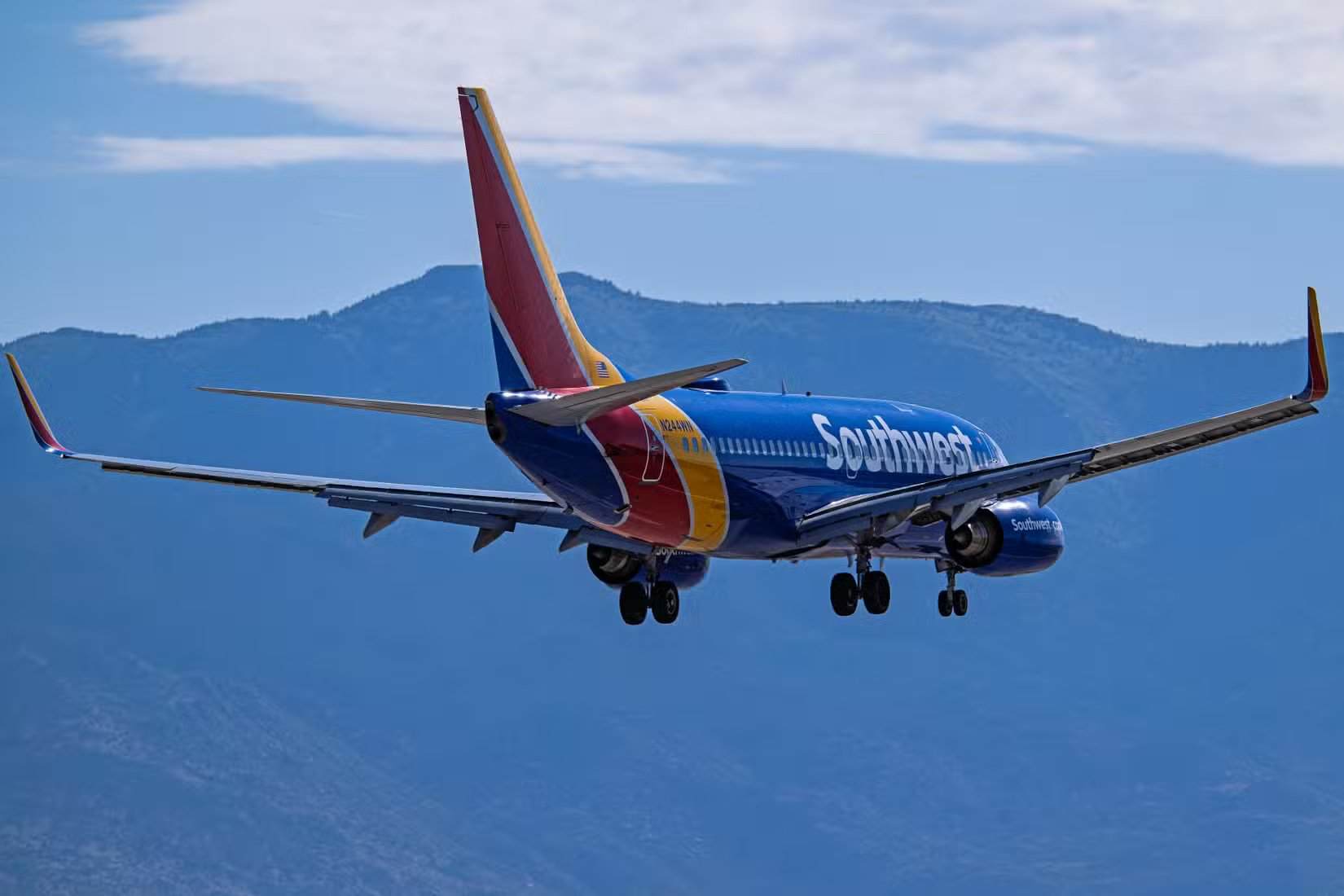 Southwest Airlines Boeing 737-700 N244WN approaching Runway 08 at Albuquerque International Sunport