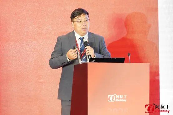 Jiang Zhenghe, diretor do Escritório de Advocacia Lianshui de Pequim, apresenta relatório temático