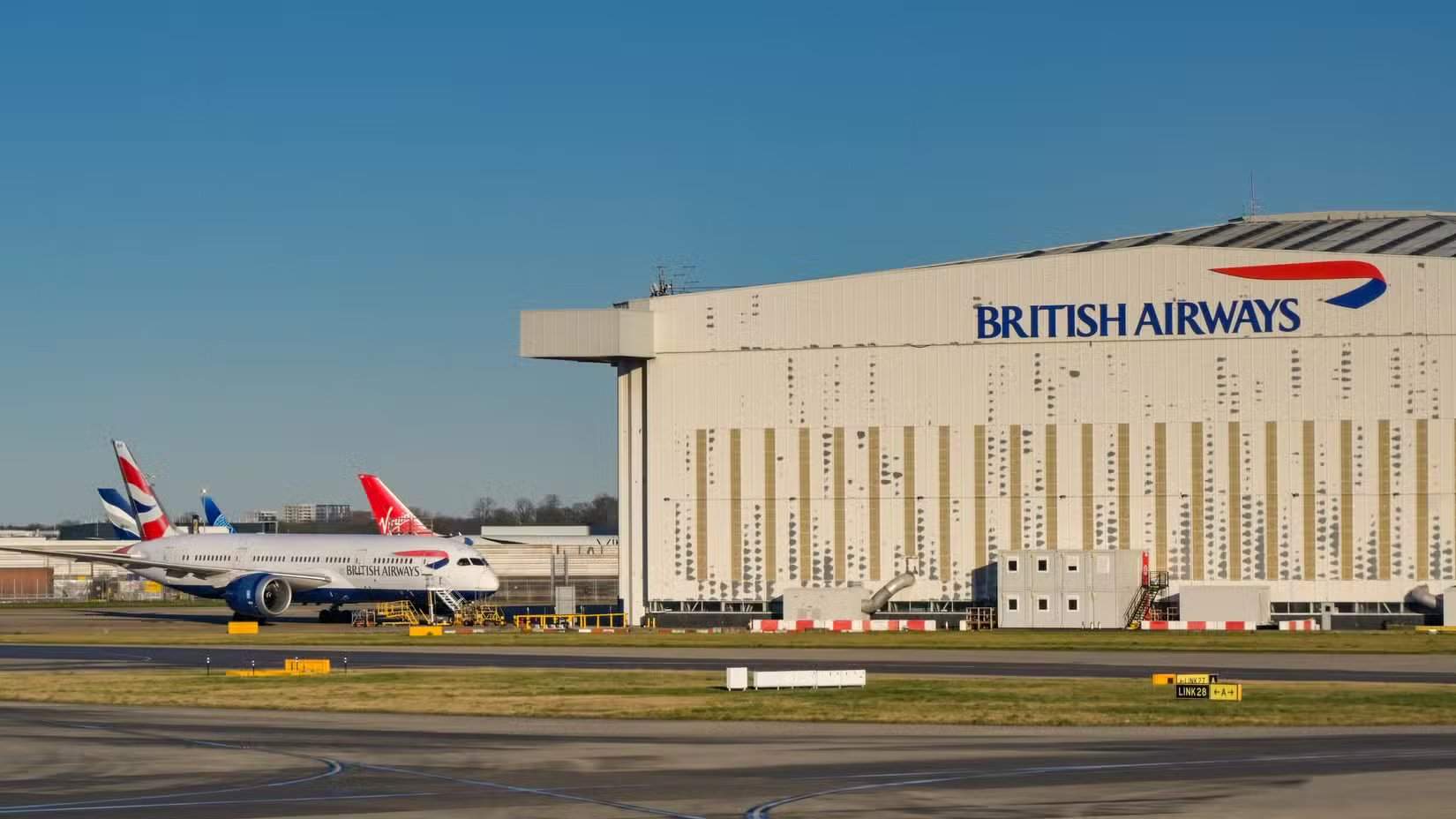 英国航空机库外停放的787
