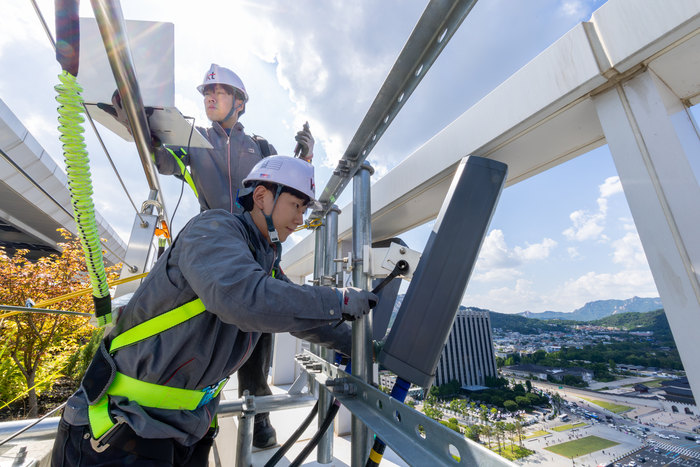 Empleados de KT inspeccionan previamente las instalaciones de comunicación en la zona de Gwanghwamun el día 8, antes del evento de apoyo al primer partido de Corea del Sur.