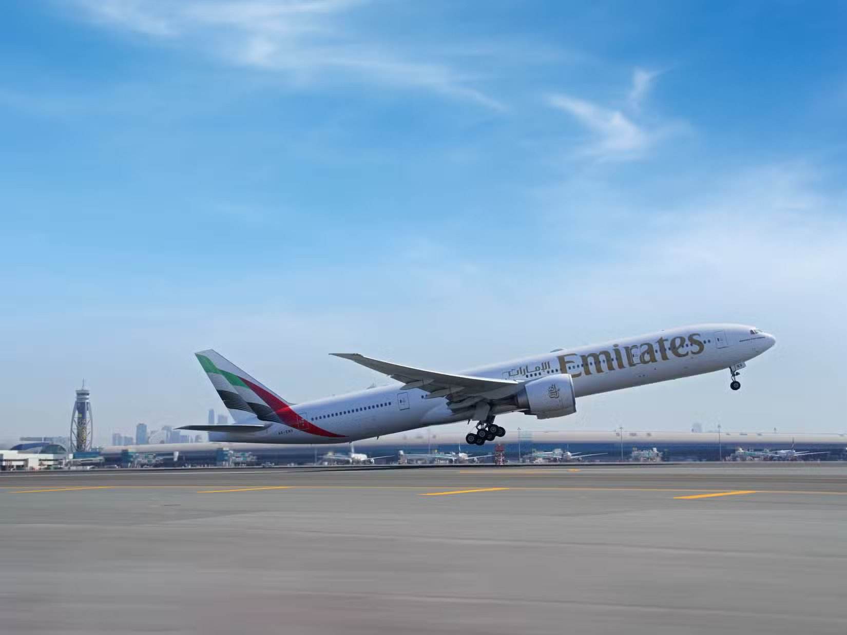 Despegue de un Boeing 777-300ER de Emirates con nuevo esquema de pintura