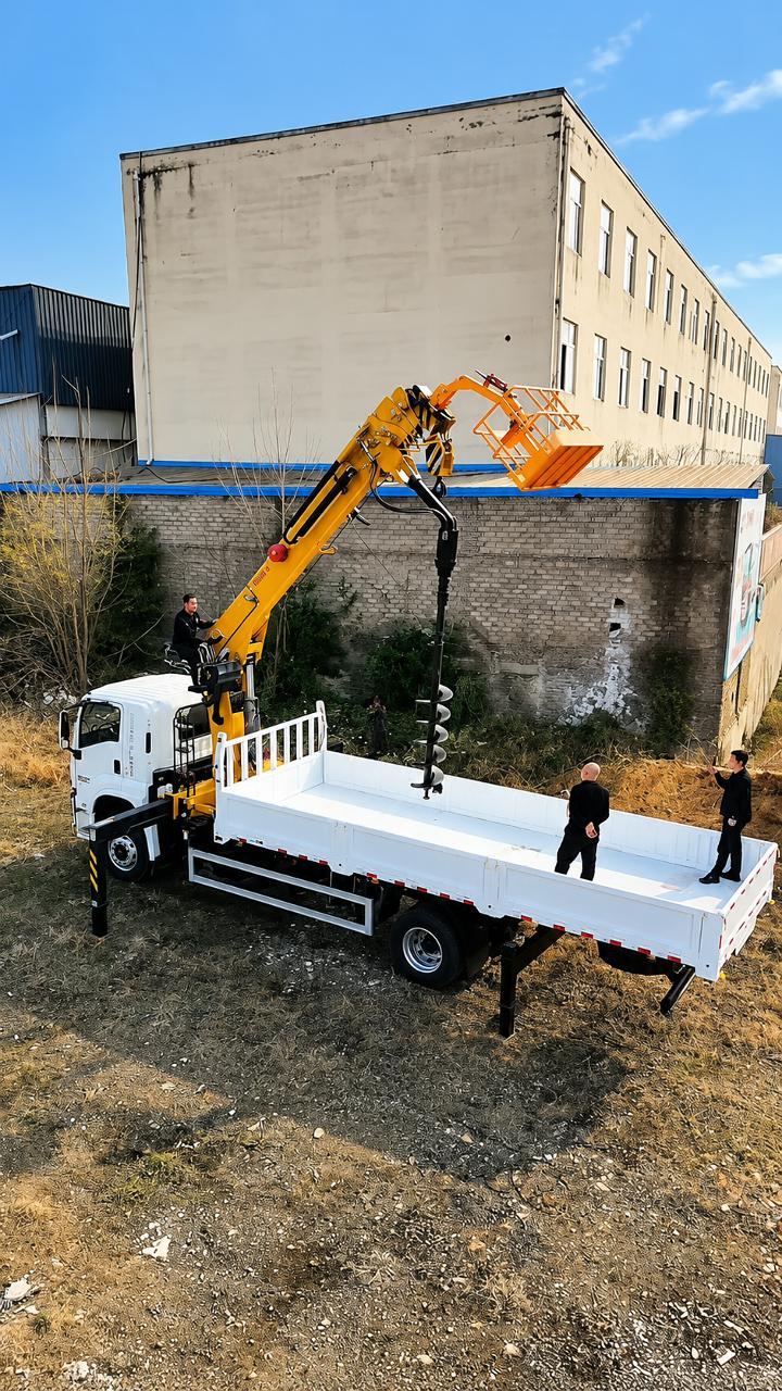 Кран-манипулятор может бурить землю ISUZU с буром 45 см
