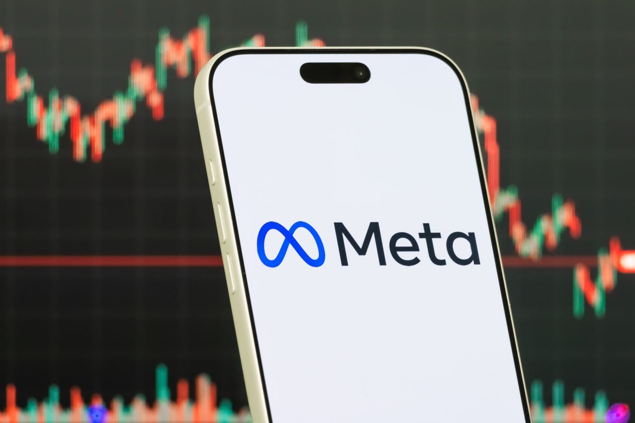 Foto do logotipo da Meta em um smartphone