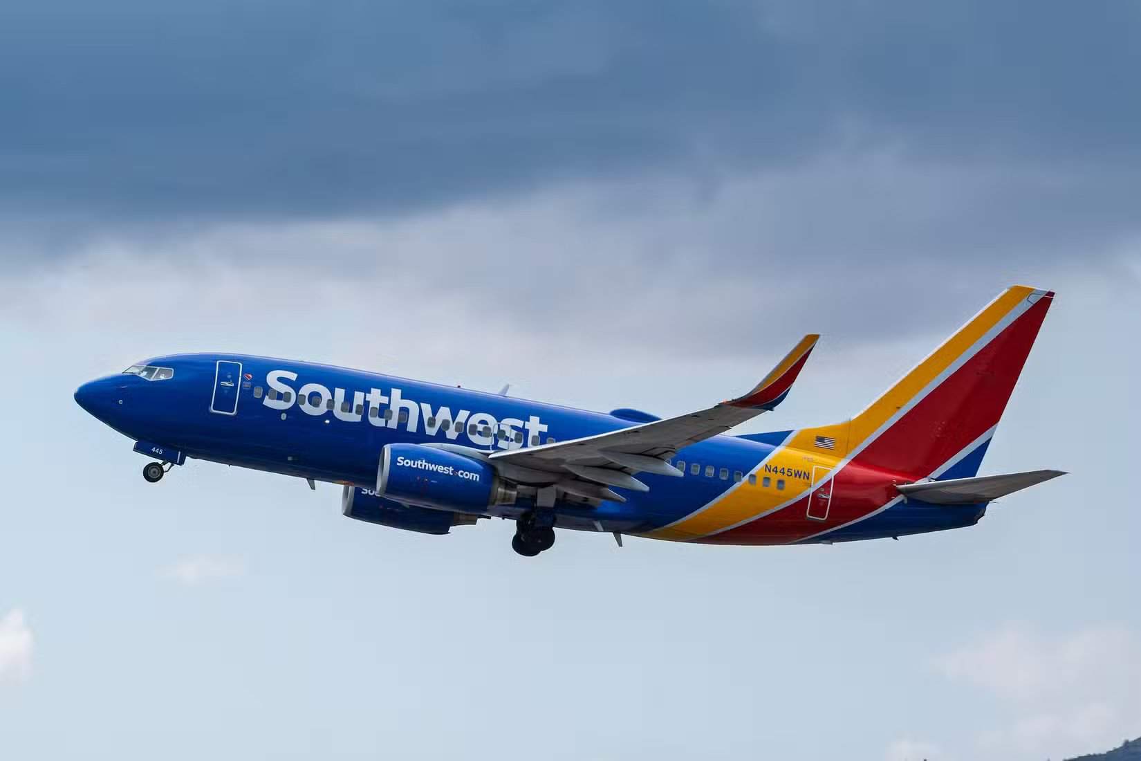 Southwest Airlines 737-700 décollant sous des nuages sombres