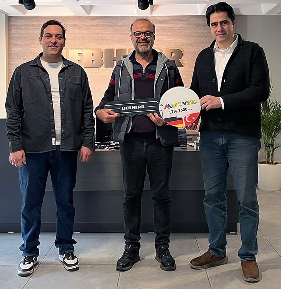 (De izquierda a derecha) Oğuzhan Akkoç de Liebherr, Mehmet Eşref Zevzir de Mert Vinç y Ceyhun Hazneci de Liebherr