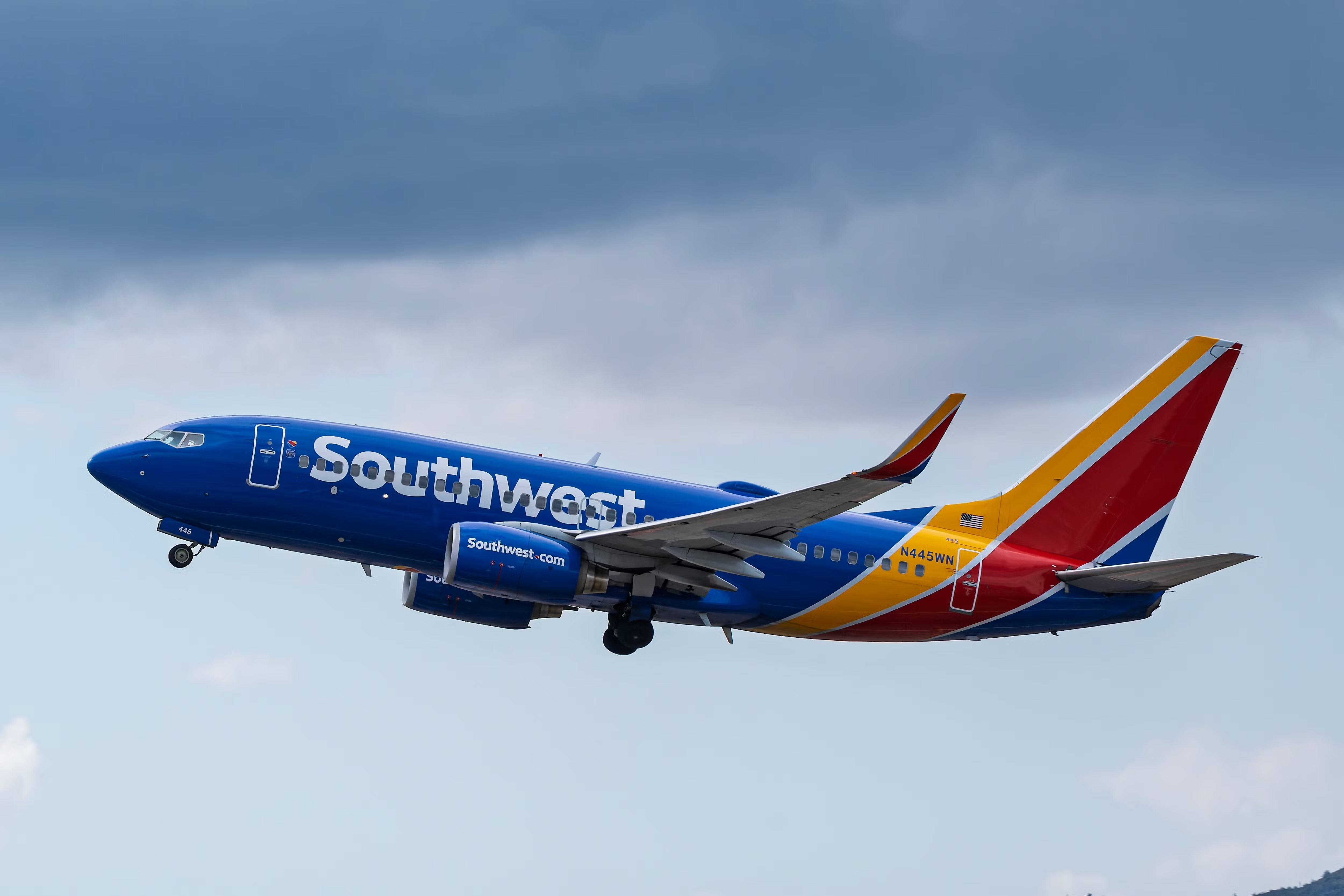 737-700 de Southwest despegando en un día nublado
