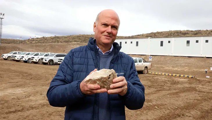 Christopher van Tienhoven, PDG de Patagonia Gold, tient un échantillon de minerai avant son traitement.