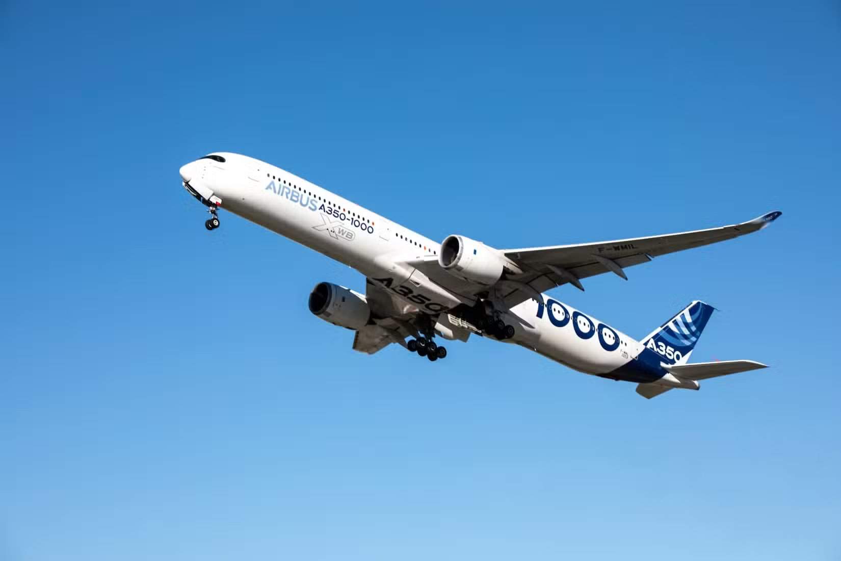 Самолёт Airbus A350-1000 взлетает из Монреаля, Канада.