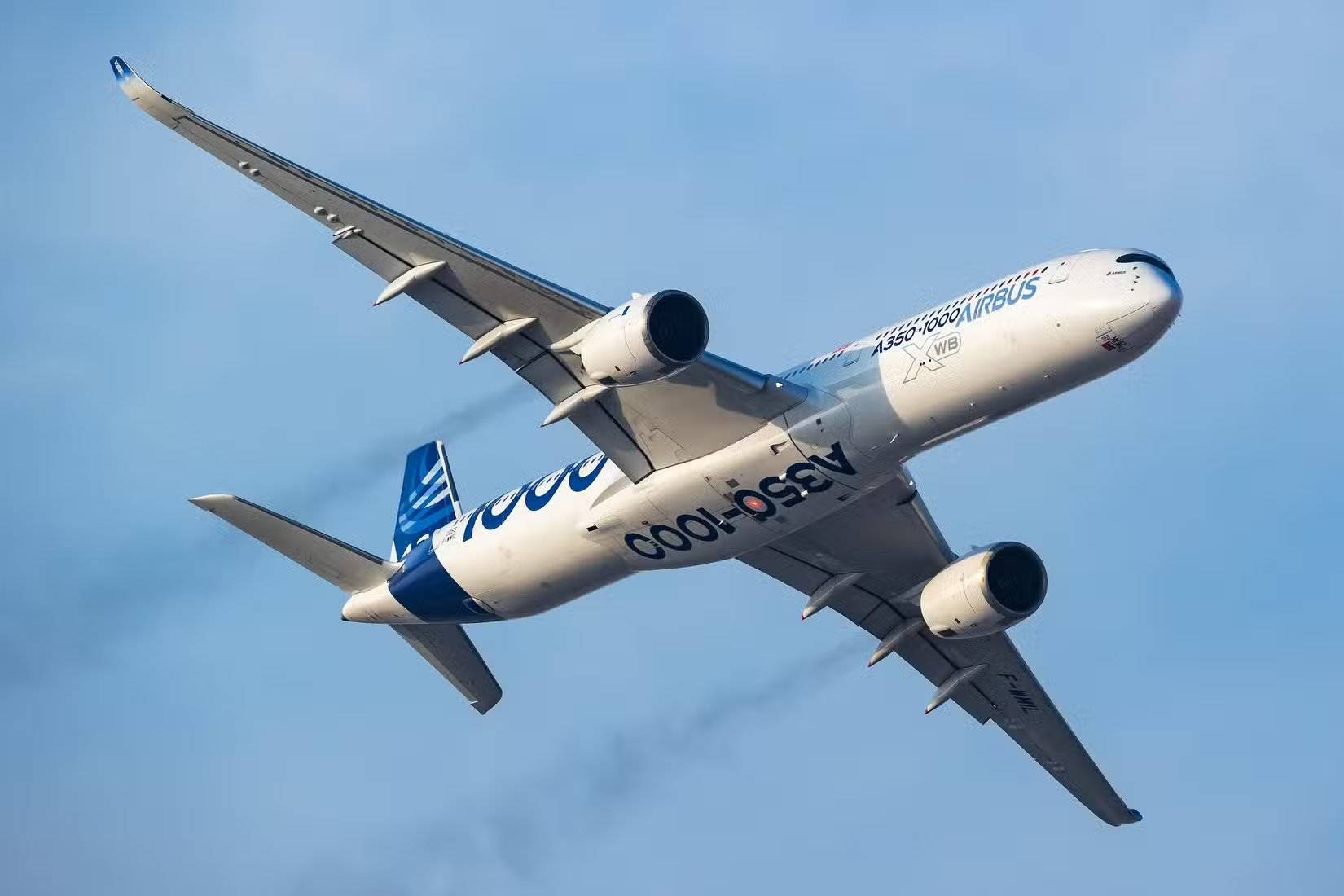 Самолёт Airbus A350-1000. A350 в заводской ливрее. Лётная демонстрация на авиасалоне.