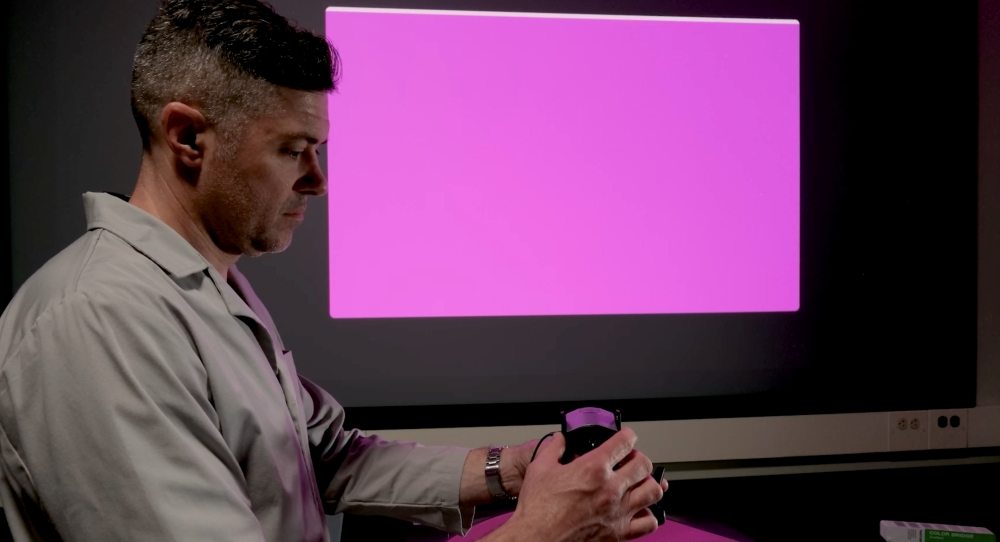 O processo de validação da Pantone mede a fidelidade com que o monitor reproduz as cores em condições de visualização padronizadas.