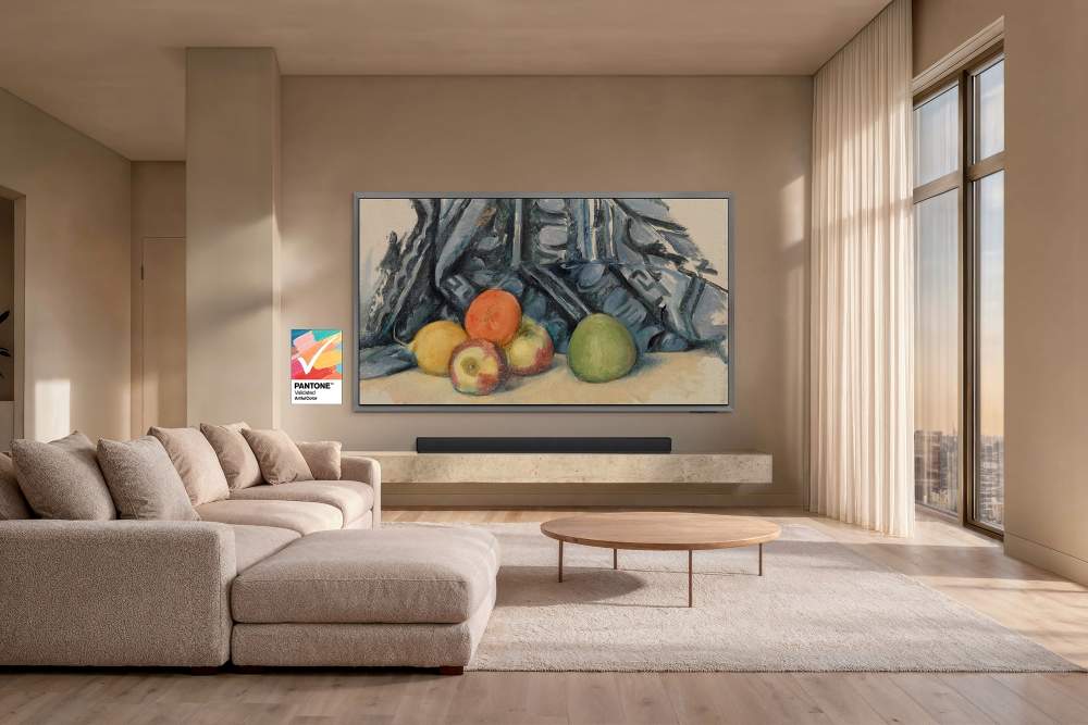 A S95H exibe 'Maçãs e Pano' de Paul Cézanne.
