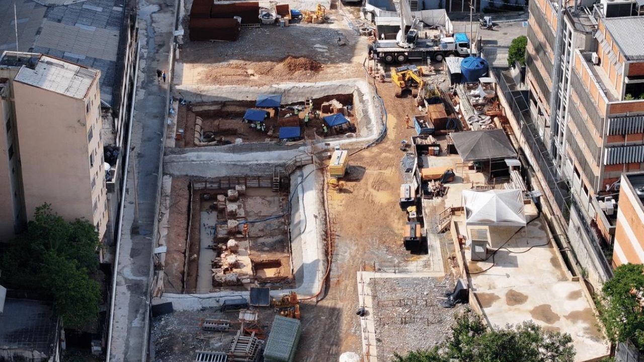 Vue aérienne de la zone de fouille de la future station 14 Bis-Saracura (située à Bixiga), où les travaux de la ligne 6-Orange ont révélé les vestiges de l’ancien quilombo Saracura, avec plus de 40 000 objets archéologiques découverts, entraînant un impact de plusieurs milliards de reais sur le calendrier du métro de São Paulo.