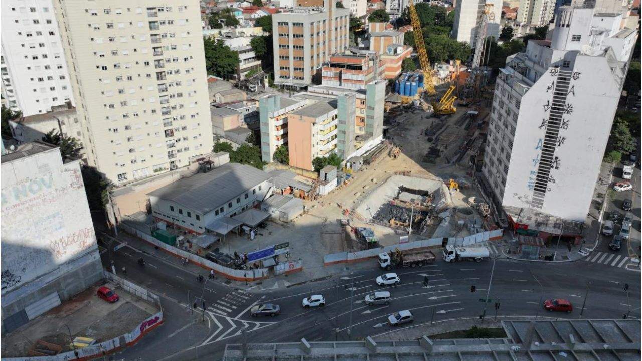 Vue aérienne des travaux de la future station 14 Bis-Saracura au centre de São Paulo, où la ligne 6-Orange a mis au jour les vestiges de l’ancien quilombo Saracura, transformant une simple excavation de métro en l’une des découvertes archéologiques urbaines les plus remarquables du pays.