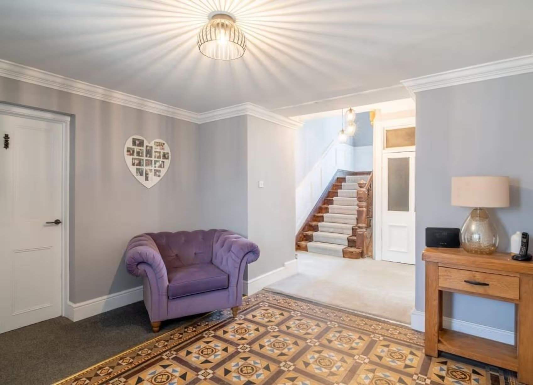 Avec le retrait du tapis usé et démodé, les magnifiques carreaux Minton d'époque deviennent véritablement le point focal du hall d'entrée, faisant une impression durable dès l'entrée. Manoir Johnston Hall près de Haverfordwest, mis en vente pour 1,85 million de livres sterling par Fine & Country West Wales (Aberystwyth)