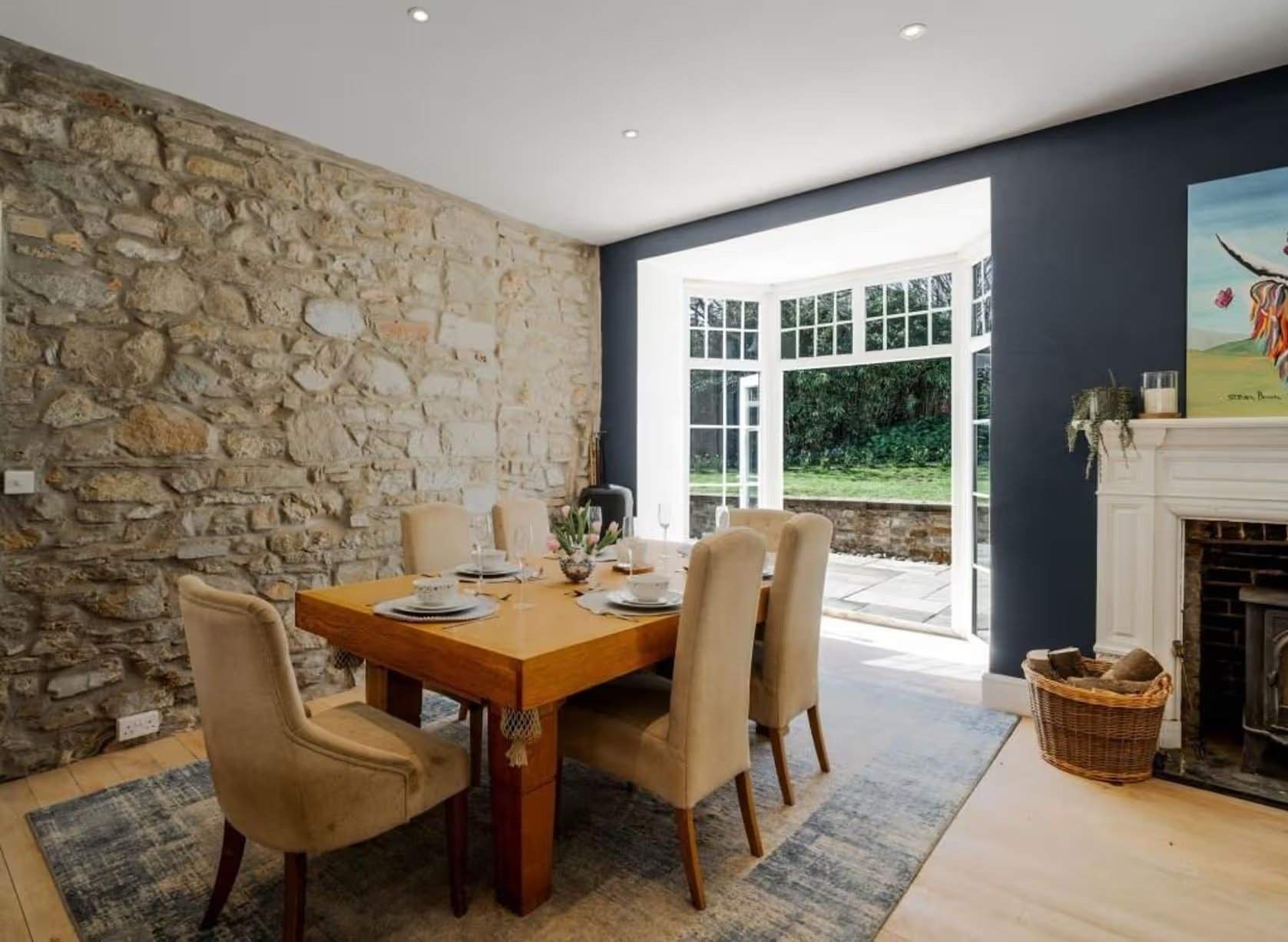 Le propriétaire actuel a exposé les murs en pierre aux deux extrémités du salon-salle à manger, ajoutant encore plus de caractère à la maison et créant une couche supplémentaire de chaleur tactile et visuelle. Manoir Johnston Hall près de Haverfordwest, mis en vente pour 1,85 million de livres sterling par Fine & Country West Wales (Aberystwyth)