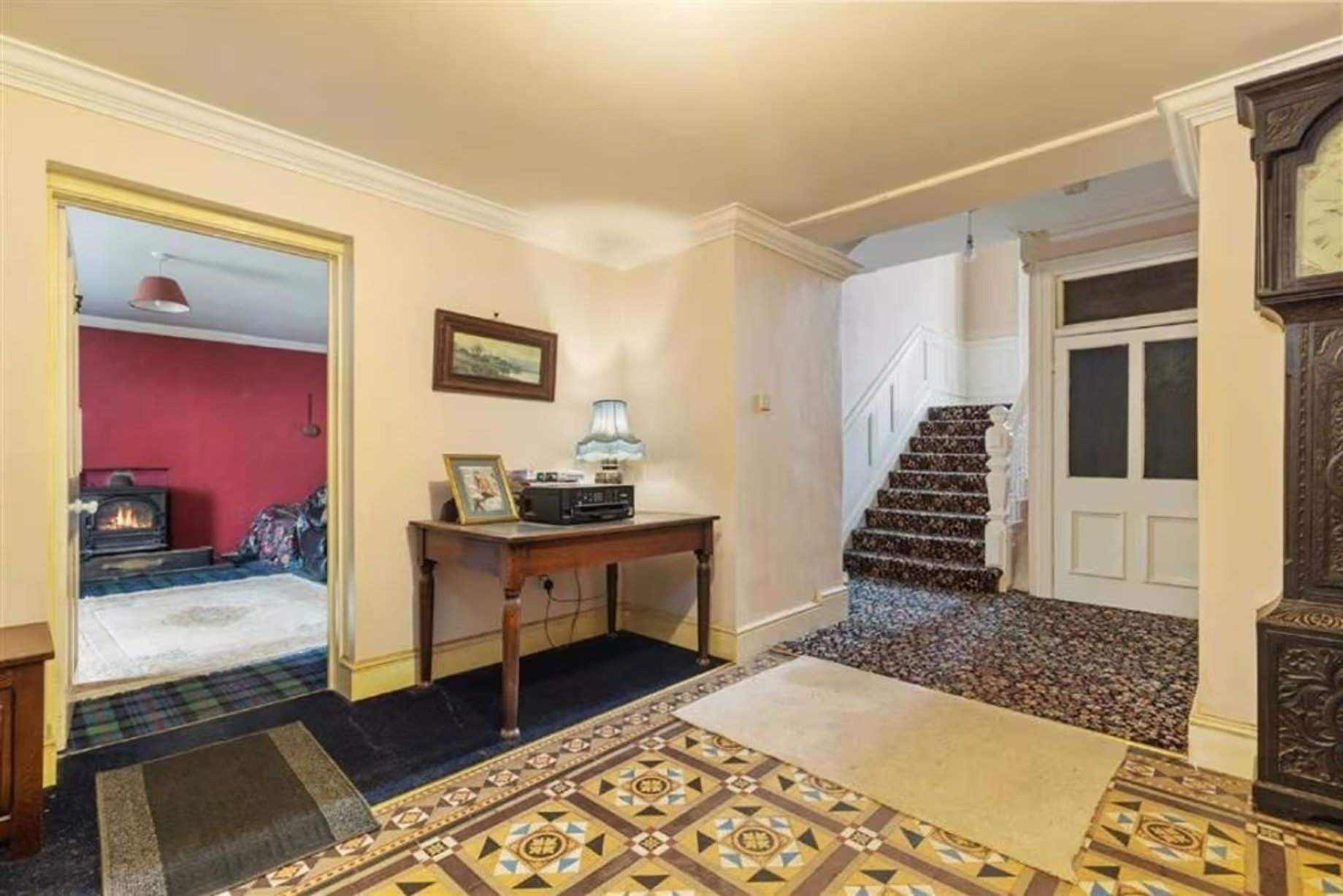 Hall d'entrée avant rénovation, avec carreaux Minton (Minton) mais décoration démodée, au manoir Johnston Hall près de Haverfordwest, précédemment mis en vente