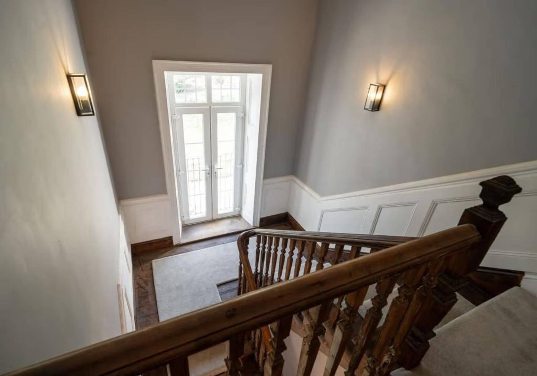 Le retrait des tapis encombrants, le décapage de la peinture de l'escalier et le remplacement des luminaires ont considérablement amélioré l'espace, garantissant que les boiseries sont l'élément visuel principal, plutôt que l'ancien tapis à motifs tourbillonnants. Manoir Johnston Hall près de Haverfordwest, mis en vente pour 1,85 million de livres sterling par Fine & Country West Wales (Aberystwyth)