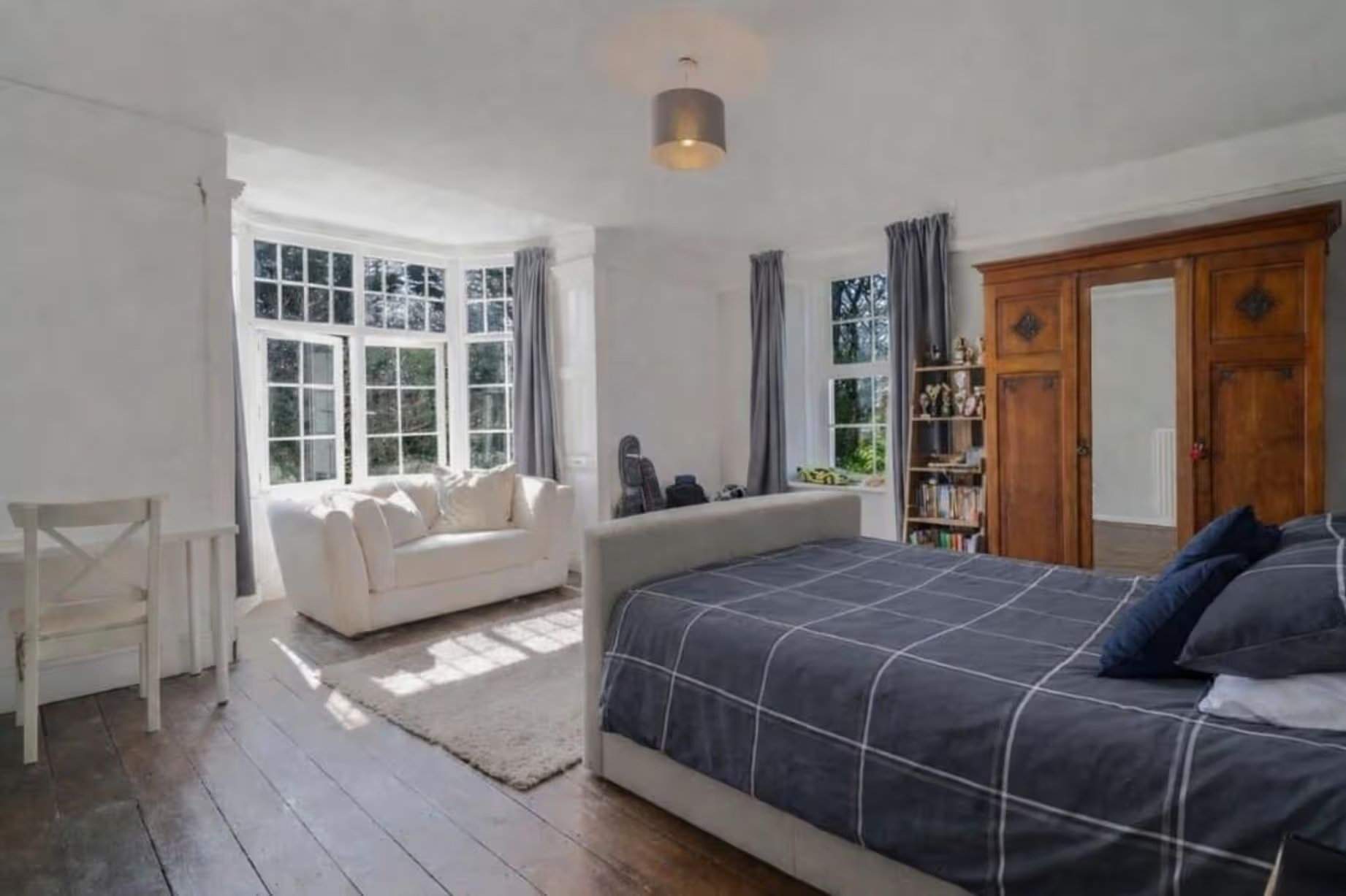 Retrait de la moquette, révélant un magnifique parquet d'origine qui ajoute une couche supplémentaire de caractère. Manoir Johnston Hall près de Haverfordwest, mis en vente pour 1,85 million de livres sterling par Fine & Country West Wales (Aberystwyth)