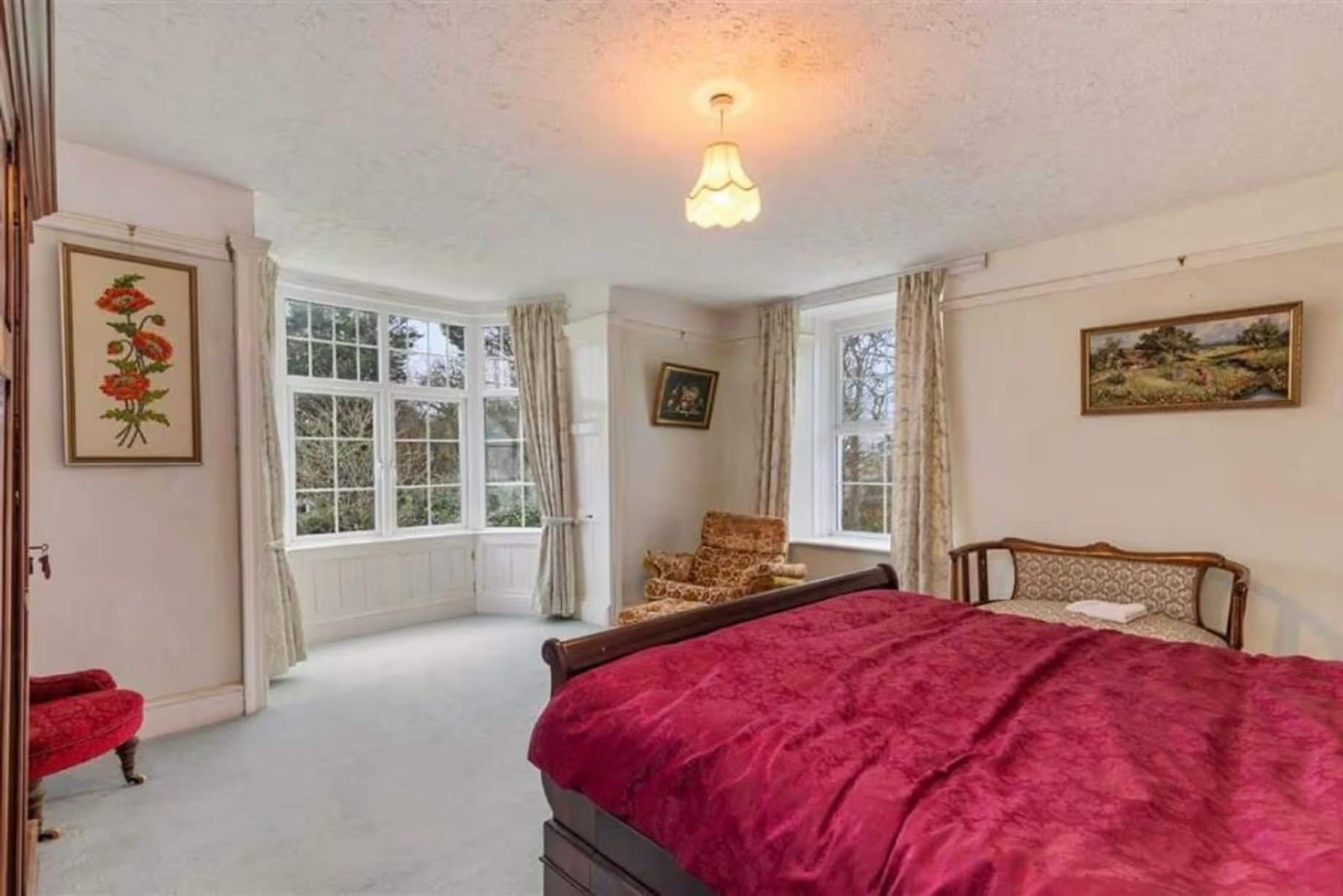 L'une des six chambres de la maison principale, un lieu de détente paisible même avant le projet de rénovation. Manoir Johnston Hall près de Haverfordwest, mis en vente pour 1,85 million de livres sterling par Fine & Country West Wales (Aberystwyth)