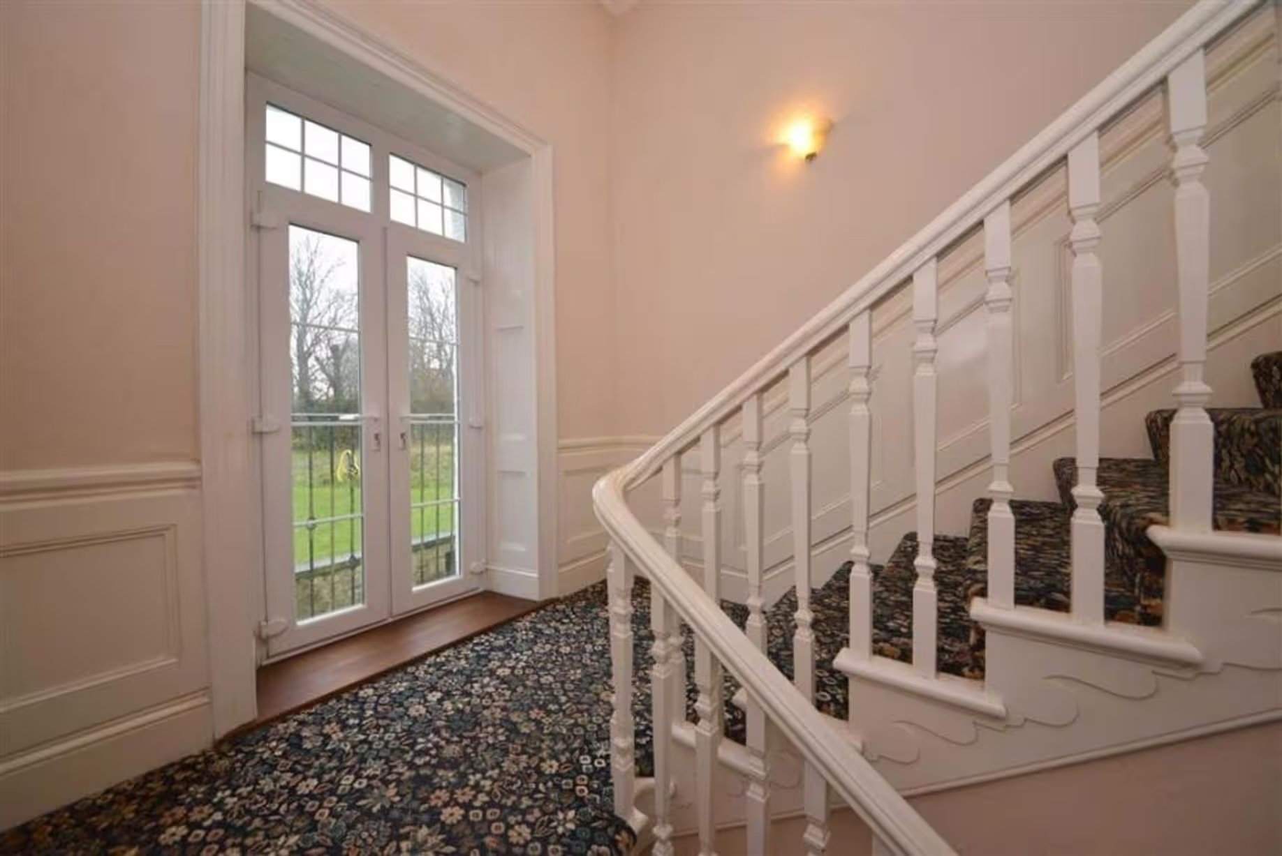 Chaque demeure historique mérite un escalier monumental impressionnant, et Johnston Hall répond à cette attente, y compris avec une surprenante loggia Juliette au palier intermédiaire – un atout supplémentaire idéal pour laisser entrer la brise estivale dans la maison. Manoir Johnston Hall près de Haverfordwest