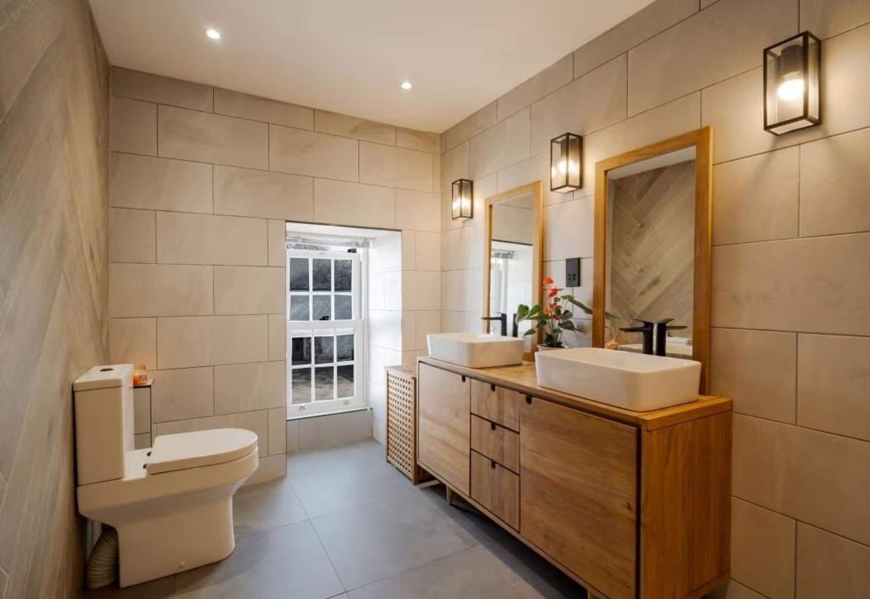 Cet espace est désormais une douche moderne, mais le design intègre des matériaux naturels intemporels et élégants ainsi que des tons neutres. Manoir Johnston Hall près de Haverfordwest, mis en vente pour 1,85 million de livres sterling par Fine & Country West Wales (Aberystwyth)
