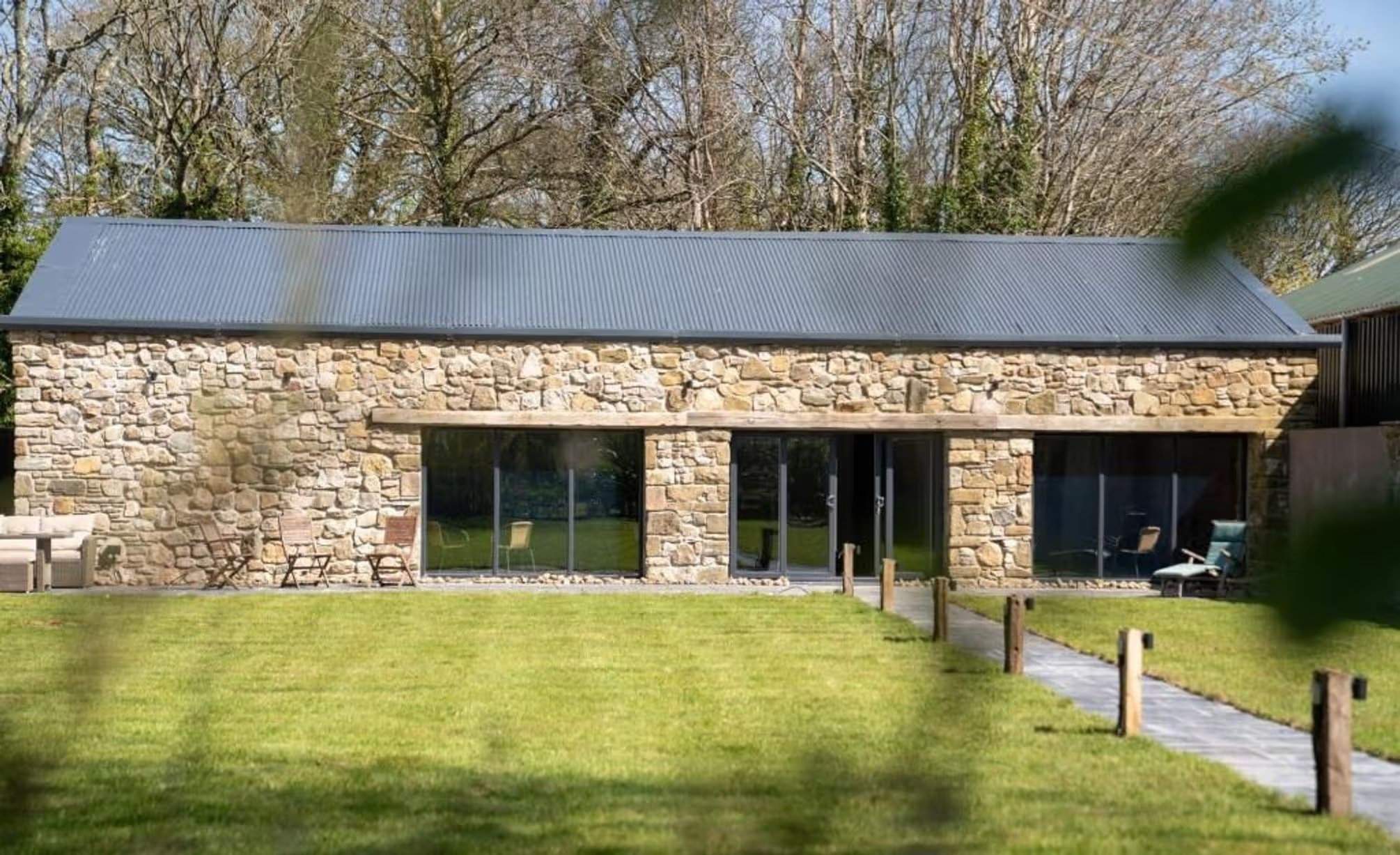 Le propriétaire a investi du temps, de l'argent, de la réflexion et de la vision pour rénover plusieurs dépendances en pierre. Manoir Johnston Hall près de Haverfordwest, mis en vente pour 1,85 million de livres sterling par Fine & Country West Wales (Aberystwyth)