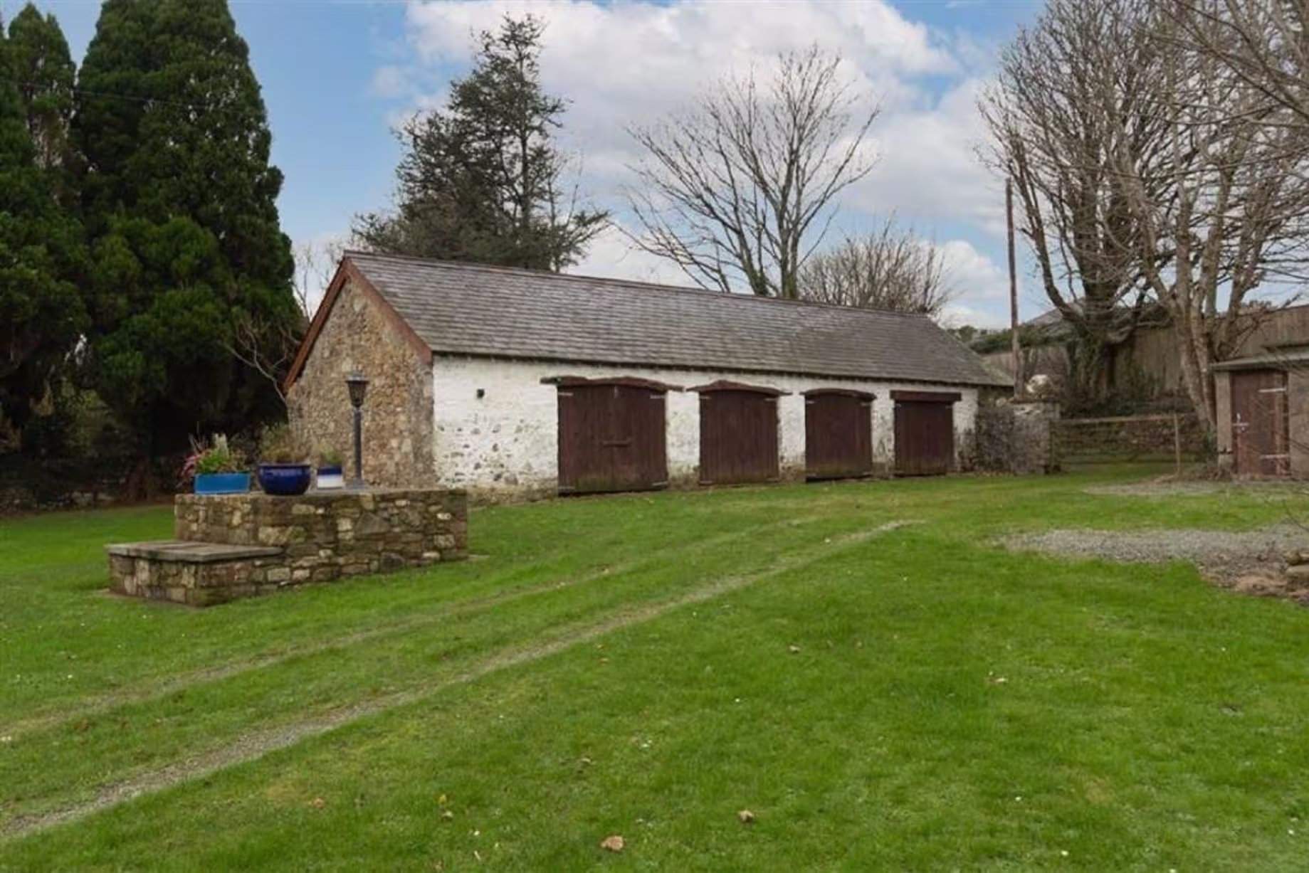L'une des dépendances non rénovées du manoir Johnston Hall près de Haverfordwest, précédemment mis en vente