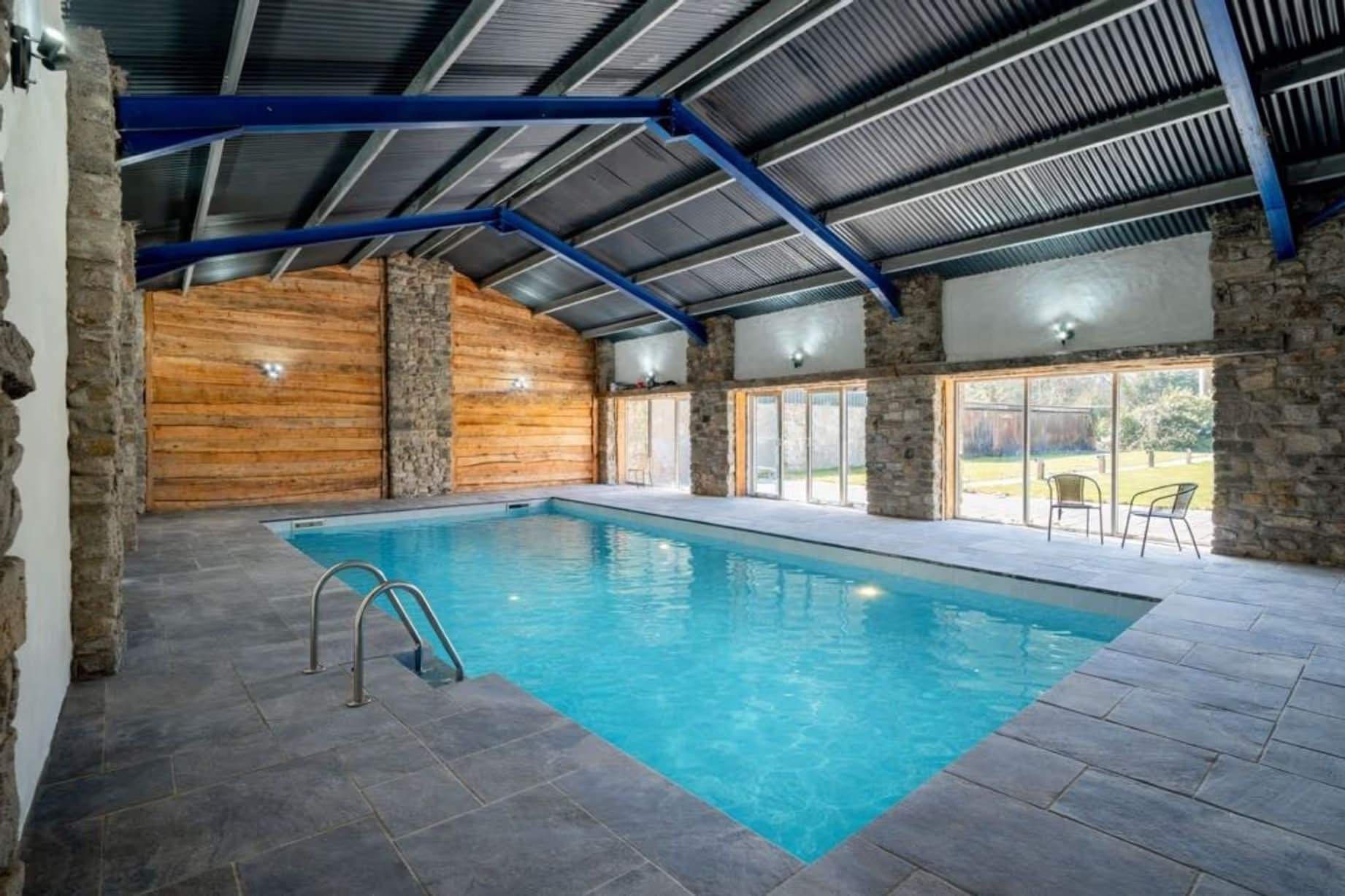 L'une des dépendances abrite désormais une piscine intérieure. Manoir Johnston Hall près de Haverfordwest, mis en vente pour 1,85 million de livres sterling par Fine & Country West Wales (Aberystwyth)