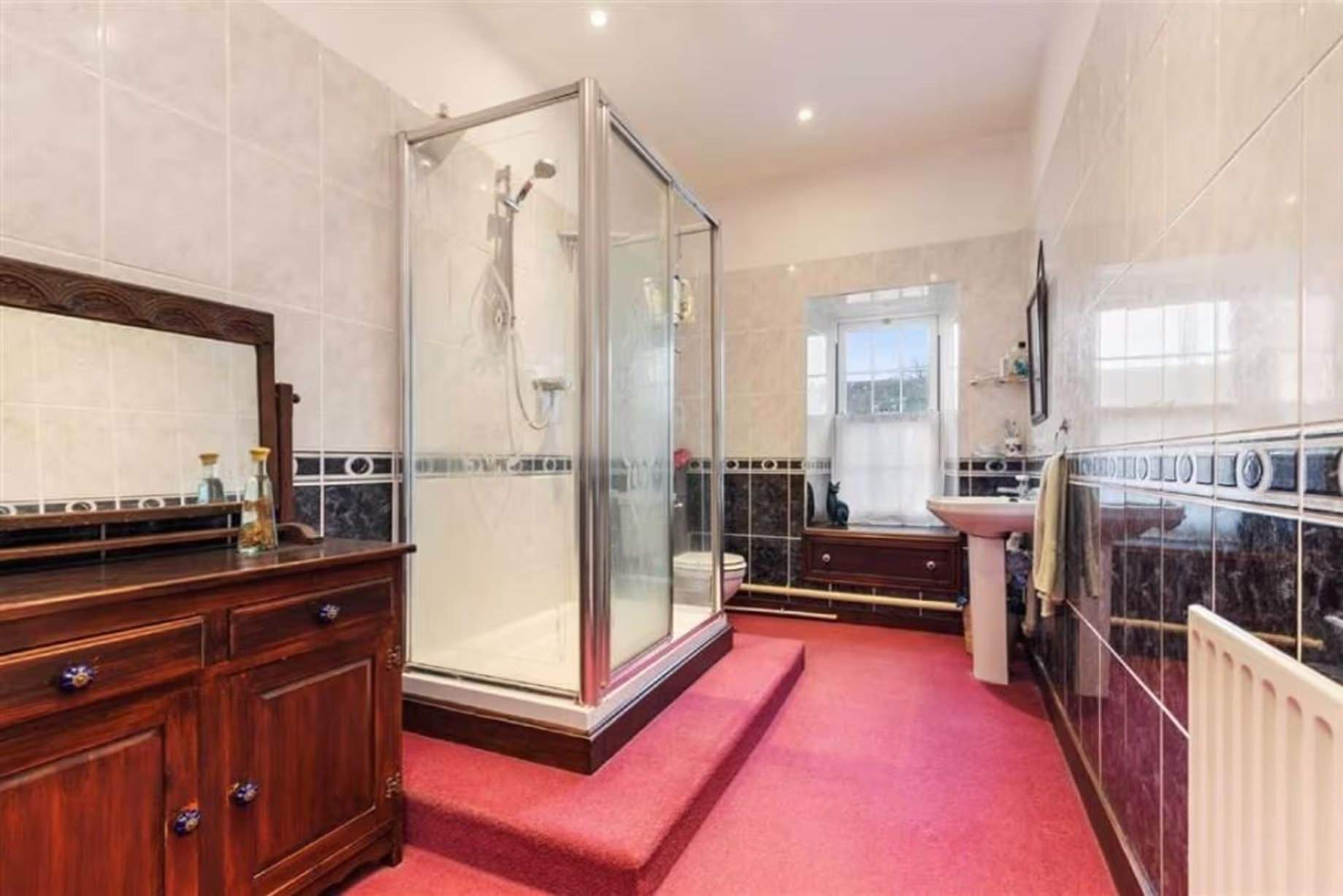 Une autre salle de bains offrait de l'espace mais nécessitait une rénovation lors de la dernière mise en vente de la maison, avec une moquette rouge et une douche à receveur de taille double. Manoir Johnston Hall près de Haverfordwest