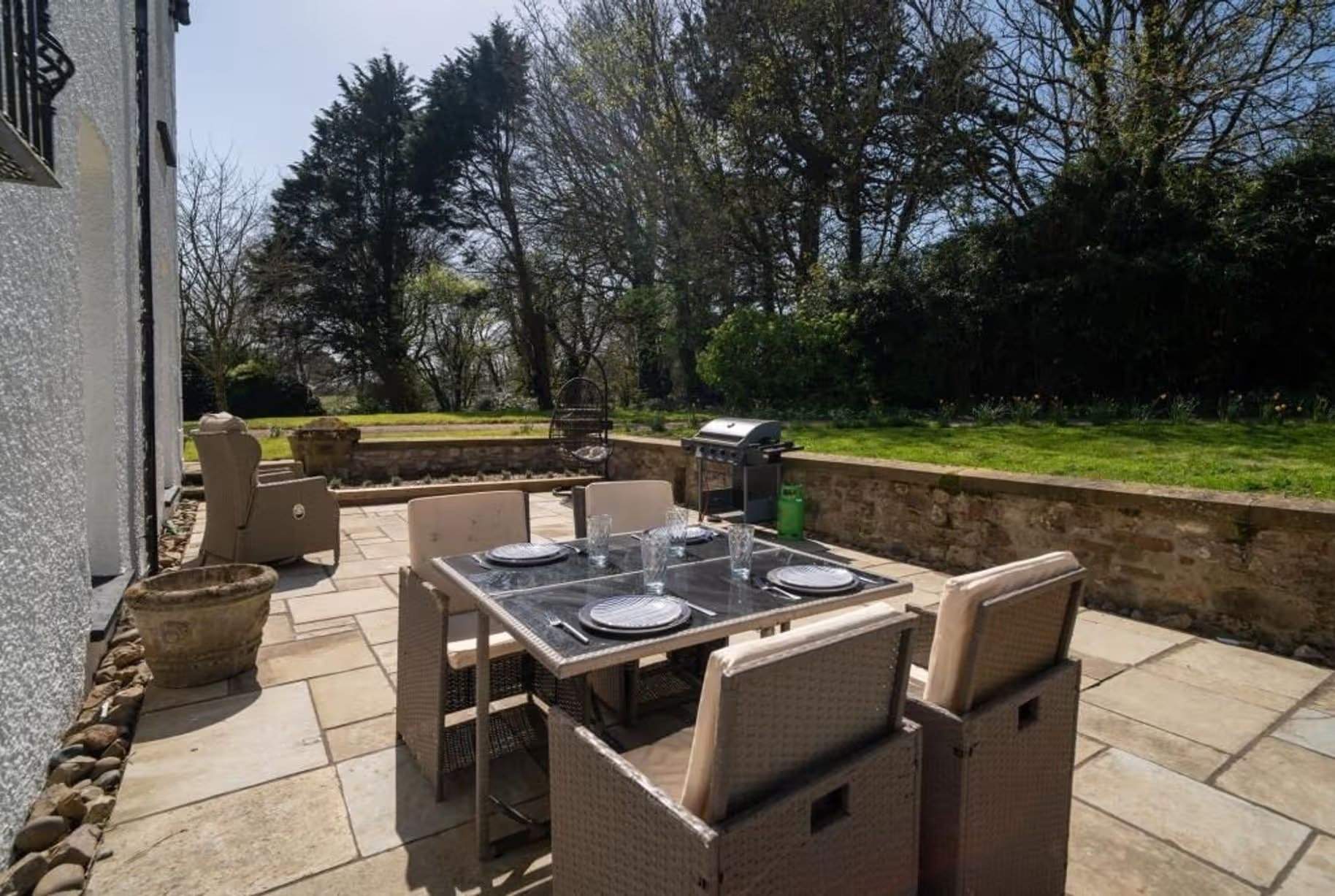 Les jardins autour de la maison ont été soigneusement paysagés, créant de nombreux coins agréables et ensoleillés, y compris cette terrasse en pierre pour profiter du calme et de l'environnement naturel. Le domaine s'étend sur 10 acres. Manoir Johnston Hall près de Haverfordwest, mis en vente pour 1,85 million de livres sterling par Fine & Country West Wales (Aberystwyth)