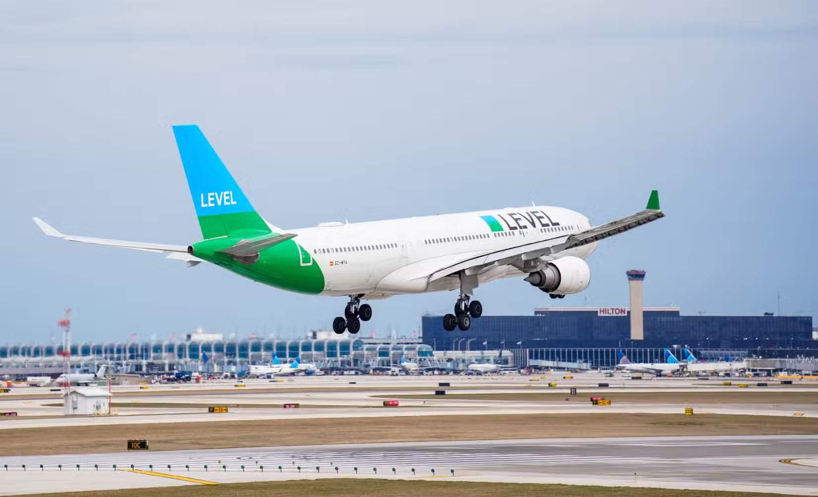 Atterrissage d’un Airbus A330-200 de LEVEL à l’aéroport international O’Hare de Chicago ORD shutterstock_2454802799