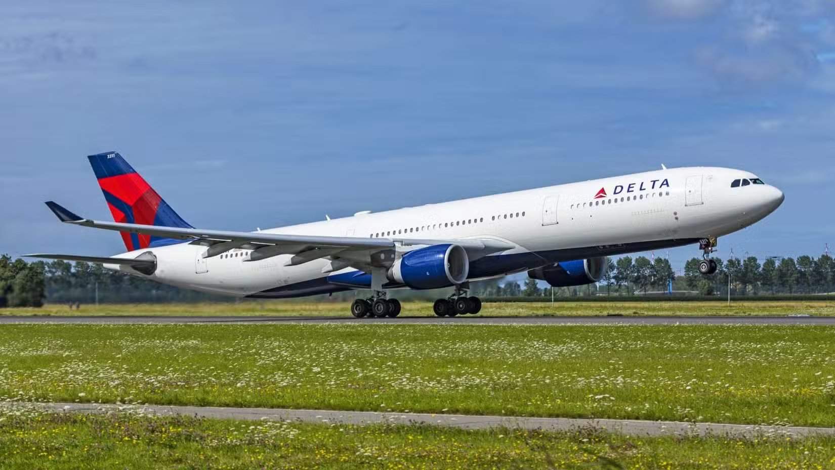 Écran de divertissement 4K de 24 pouces dans la nouvelle suite Delta One sur A330 de Delta Air Lines
