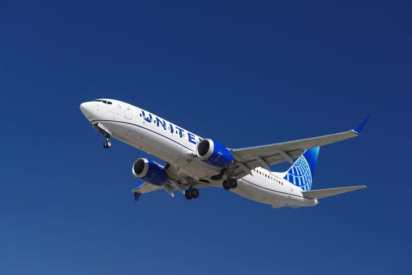 Boeing 737 MAX 8 da United Airlines no céu